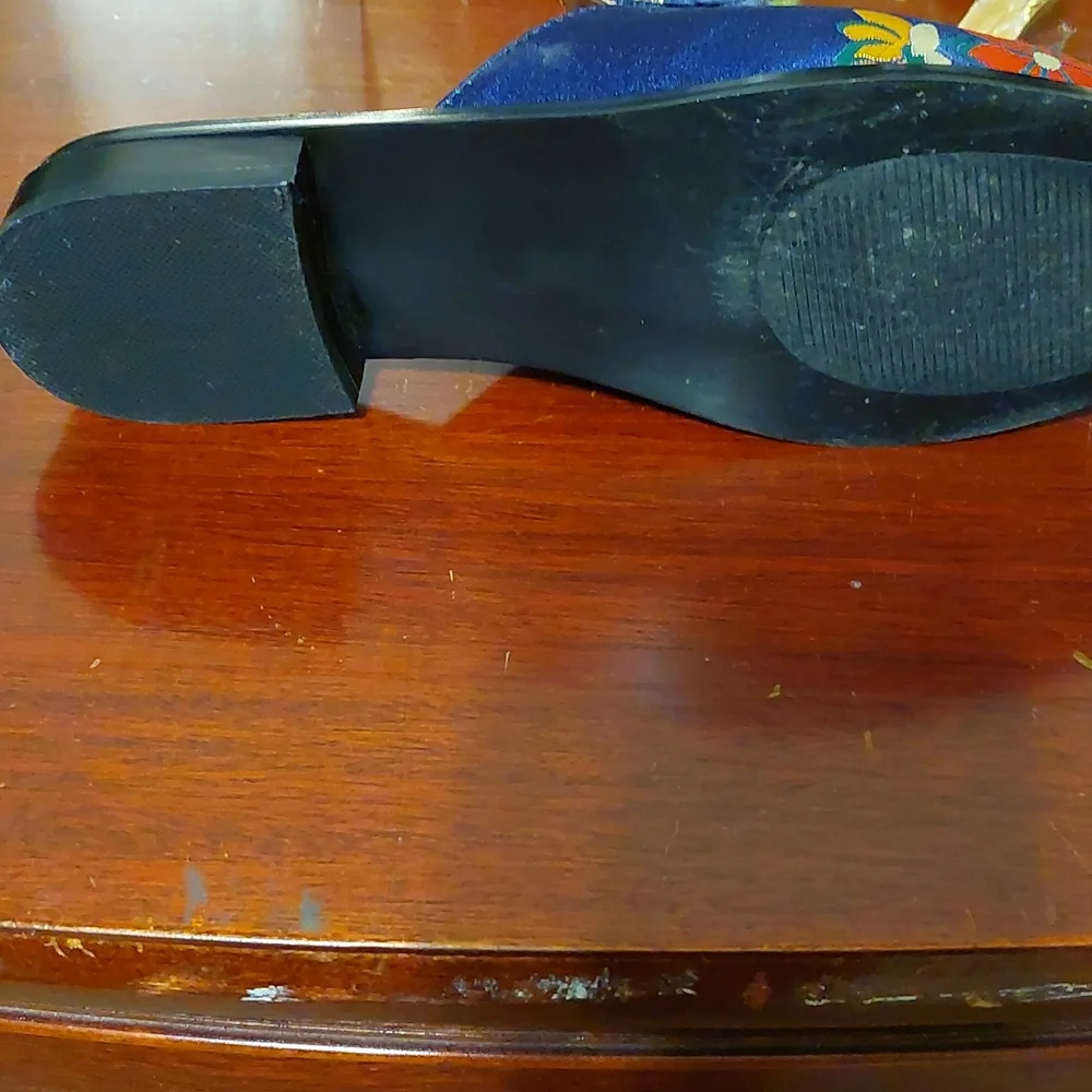 Shoes - Picture 3 of 4